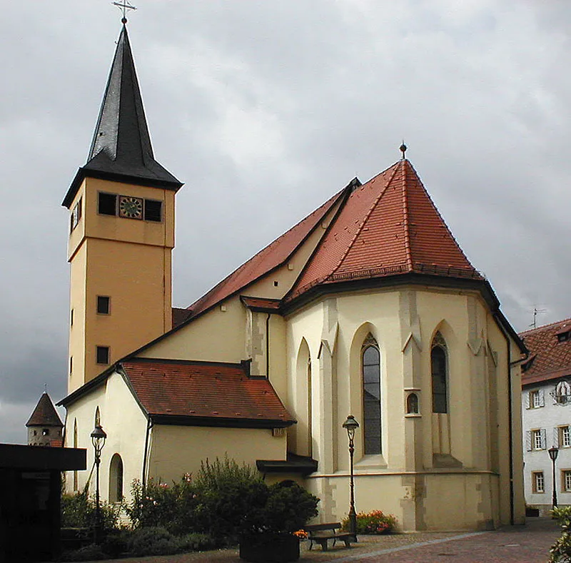Stadtpfarrkirche St. Nikolaus in Gundelsheim am Neckar. Ursprünglich Spitalkirche des Deutschen Ordens, barockisiert nach 1700, erweitert 1922/23, Turmneubau 1976.