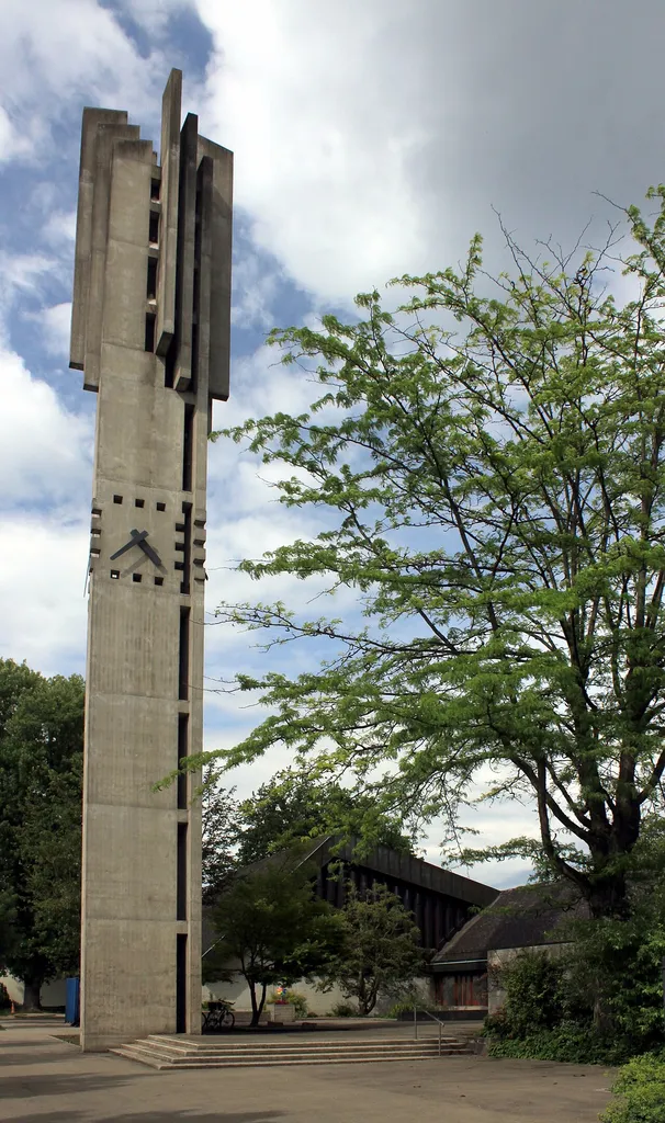 Kornfeldkirche Riehen mit Turm