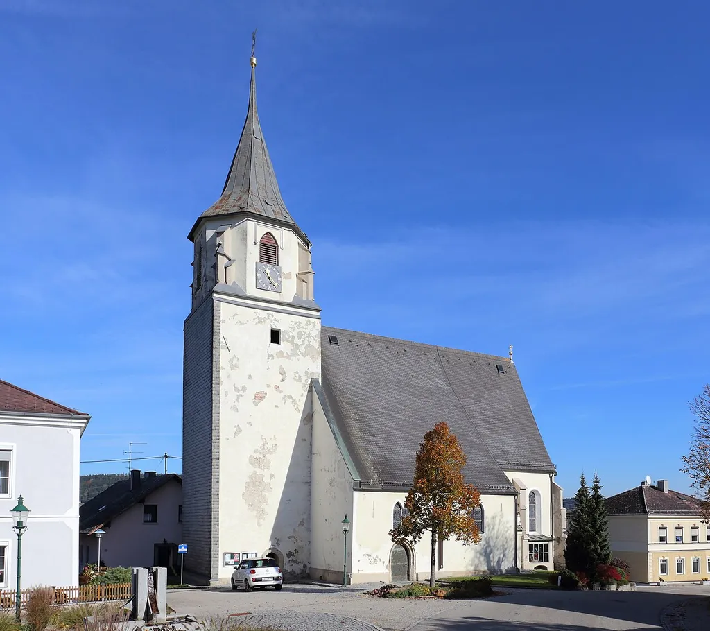 Südwestansicht der katholischen Pfarrkirche Mariä Namen in der oberösterreichischen Gemeinde Wippenham. Eine weiträumige spätgotische Kirche mit einem mächtigen Westturm.