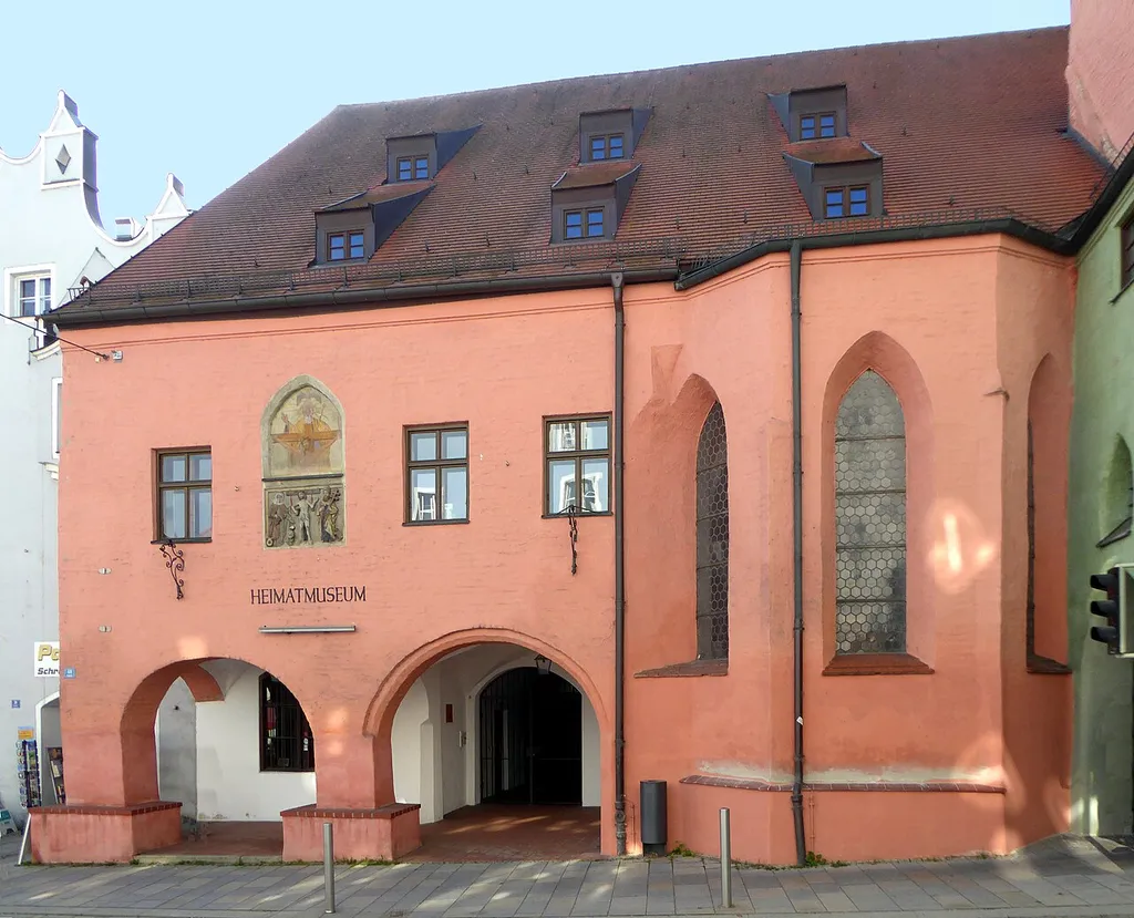 Vilsbiburg, Heimatmuseum (ehemalige Spitalkirche) von Nordosten gesehen.