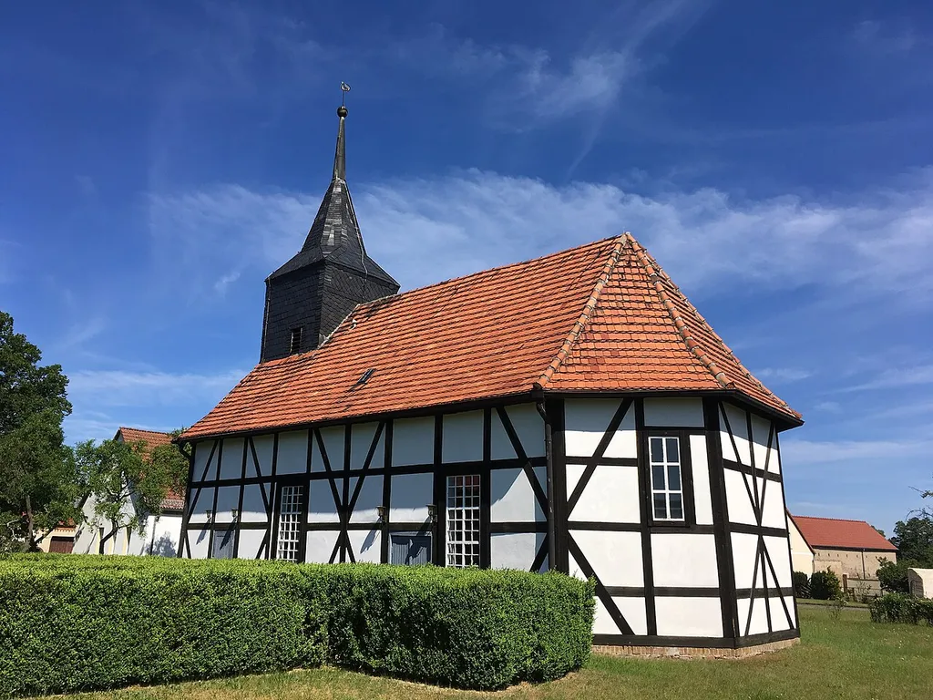 Die Fachwerkkirche in Dümde (Nuthe-Urstromtal) wurde im Jahr 1793 errichtet und 1881 um einen Kirchturm ergänzt. Die Ausstattung stammt aus der Bauzeit.