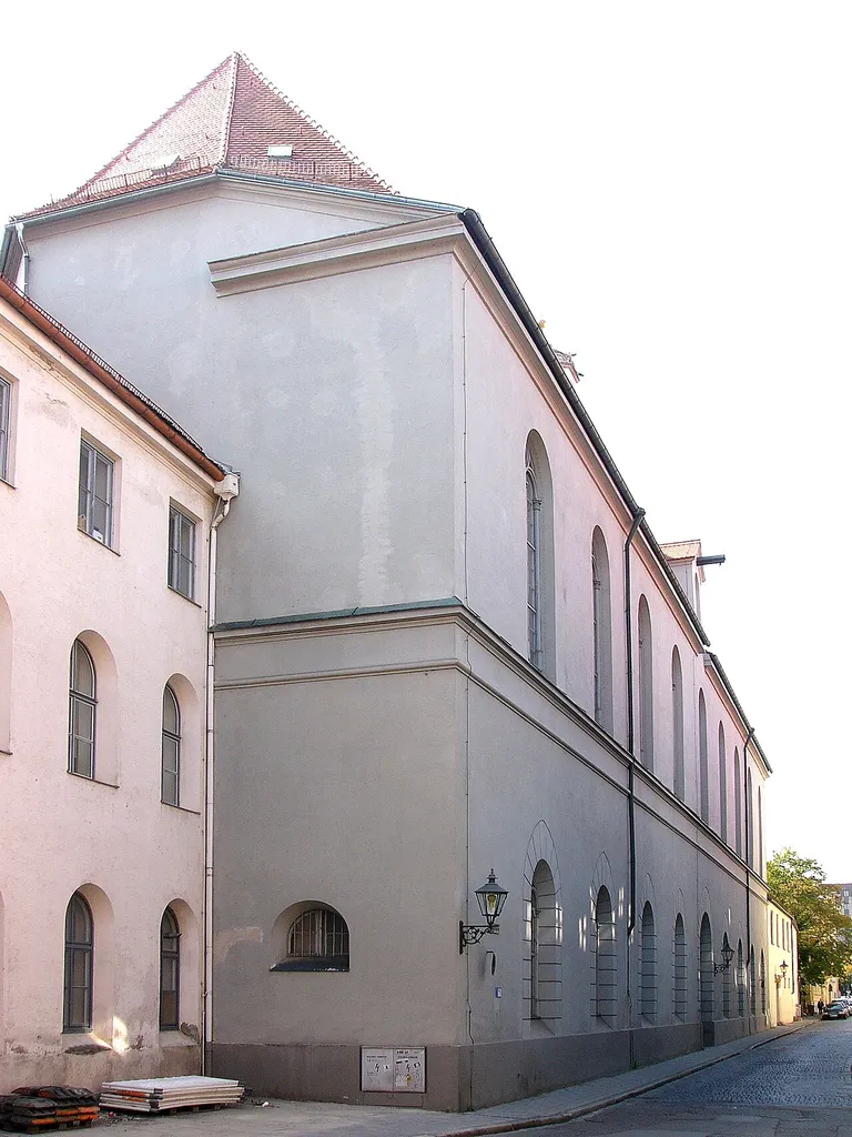 Ehem. Dominikanerinnenkloster St. Katharina, jetzt Staatsgalerie Altdeutsche Meister; bestehend aus dreigeschossigem Verbindungsbau und ehem. Klosterkirche, zweischiffige Hallenkirche mit Dachreiter und westlichem Wellengiebel, 1251 aus dem Gries hierher verlegt, das Kloster 1498–1503 von Burkhard Engelberg und Ulrich Glurer umgebaut, die Kirche 1516/17 von Hans Engelberg erbaut, Umbau im 18. Jahrhundert und gegen 1835 bei Einrichtung der Gemäldegalerie; Ost-, Süd- und Westtrakt des Klosters siehe Hallstraße 10.