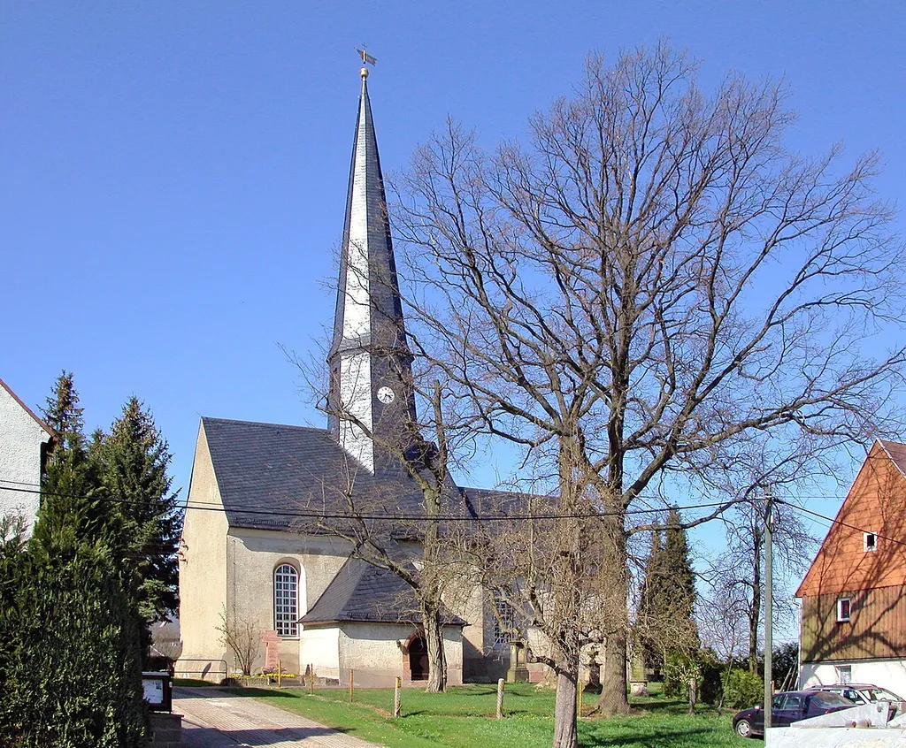 17.04.2010 09648 Tanneberg (Mittweida), Hauptstraße: Die Dorfkirche (GMP: 51.026963,12.96672) wurde um 1200 gebaut. Von der damaligen Ausstattung ist noch viel erhalten. Es ist eine romanische Saalkirche mit eingezogenem Chor, die nur wenige Veränderungen erfahren hat. Die heutige Dachkonstruktion wurde Ende des 14. Jahrhunderts zusammen mit dem spitzen achtseitigen Dachreiter errichtet. Da sich der Turm schon bald nach Osten neigte, stützte man ihn mit Streben ab. Die Dorfkirche wurde 2006/07 denkmalgerecht restauriert. Sicht von Südwesten. [DSCN41332.TIF]20100417385.JPG(c)Blobelt