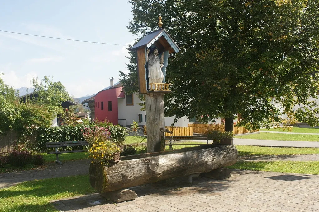 Hl. Johannes Nepomuk bei der Pfarrkirche Brunnen