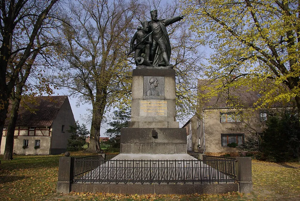 Bülowdenkmal in Niedergörsdorf-Dennewitz, Brandenburg, errichtet zur Erinnerung an die Schlacht bei Dennewitz am 6. September 1813, unter Denkmalschutz, im Hintergrund eine als Naturdenkmal geschützte Flatterulme