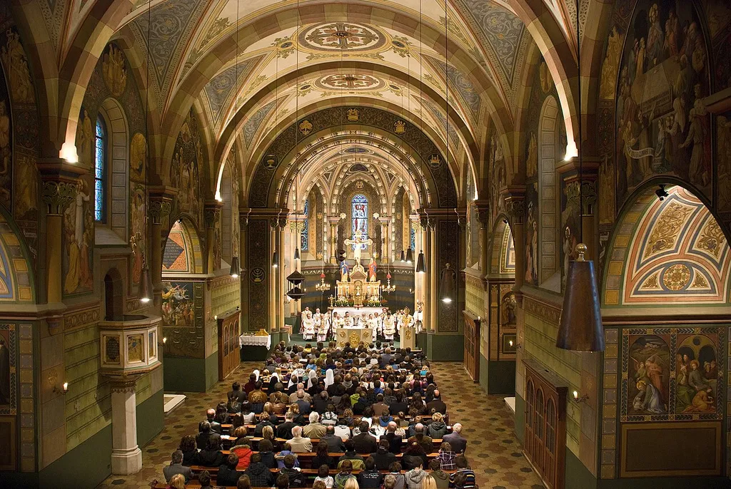 Innenansicht der Herz-Jesu-Kirche im Vinzentinum