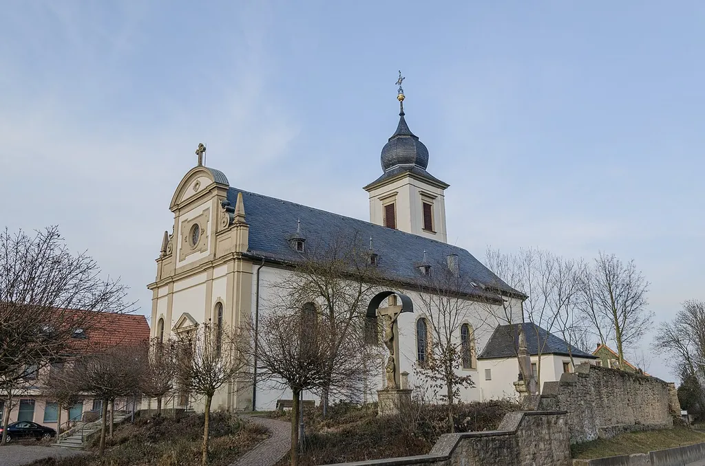 Katholische Pfarrkirche St. Laurentius. Saalbau mit eingezogenem Chor und südlichem Chorflankenturm mit Zwiebelhaube, Turmunterbau 1611, übriger Bau 1797- 1804; mit Ausstattung. Kirchstraße 12; Kirchstraße 8; Kirchstraße 10, Unterpleichfeld,Landkreis Würzburg, Unterfranken, Deutschland