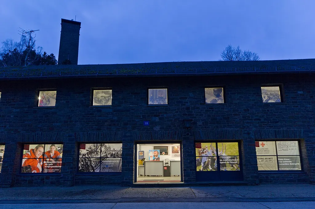 Das beleuchtete Museum am Abend, Fensterbilder.