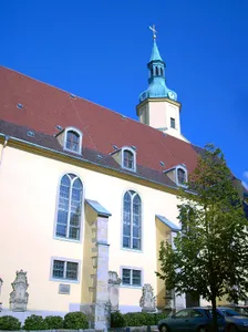Evangelische Stadtkirche St. Nicolai (Pulsnitz) mit Ausstattung und acht Grabmalen an der äußeren Kirchenwand Kirchplatz