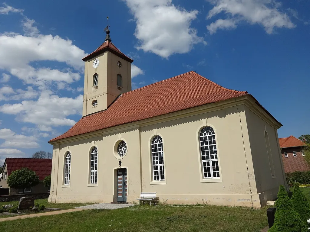 Die evangelische Dorfkirche entstand 1765 als Saalkirche. Der barocke Bau ist mit einem schlichten Putz und hohen Stichbogenfenstern versehen. Im Innern befinden sich ein Kanzelaltar aus dem 17. Jahrhundert sowie eine Schuke-Orgel aus dem Jahr 1929.