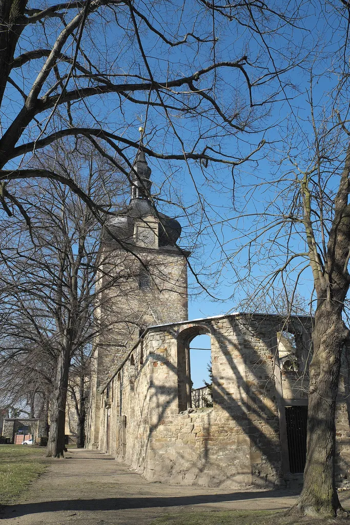 Kirchenruine in Niederklobikau, einem Ortsteil von Bad Lauchstädt im Saalekreis in Sachsen-Anhalt/Deutschland