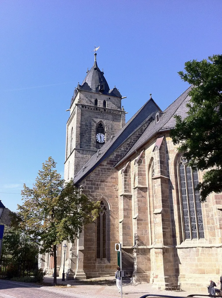 Dreischiffige, dreijochige Hallenkirche aus dem 13. Jahrhundert. Wahrzeichen der Stadt Wolfhagen