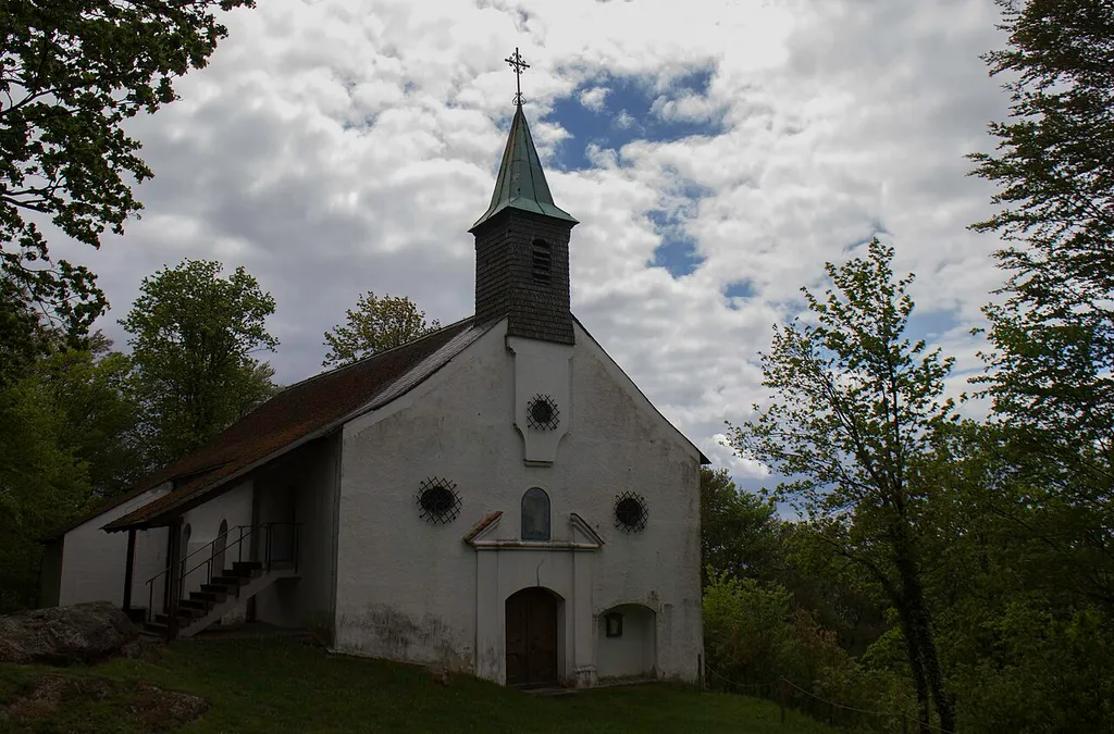Die Kapelle wurde zu Ehren der Mutter Gottes vom Berge Karmel und des Hl. Bischofs Ulrich zu Augsburg eingeweiht.