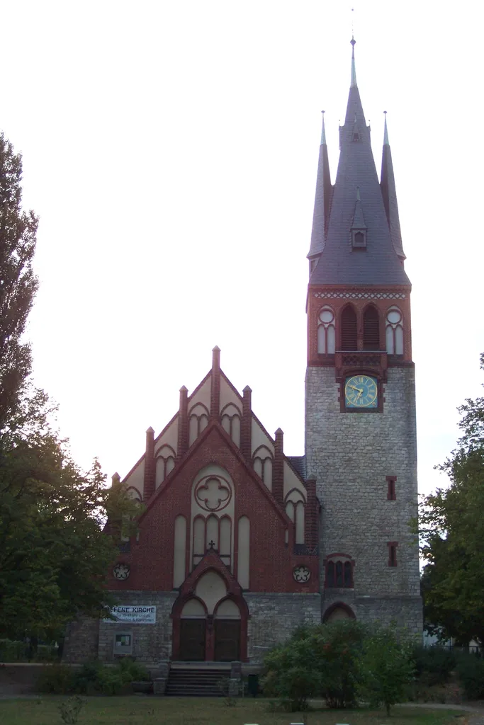 Erkner, Genezareth-Kirche, Portal und Turm (2008-09-22)
