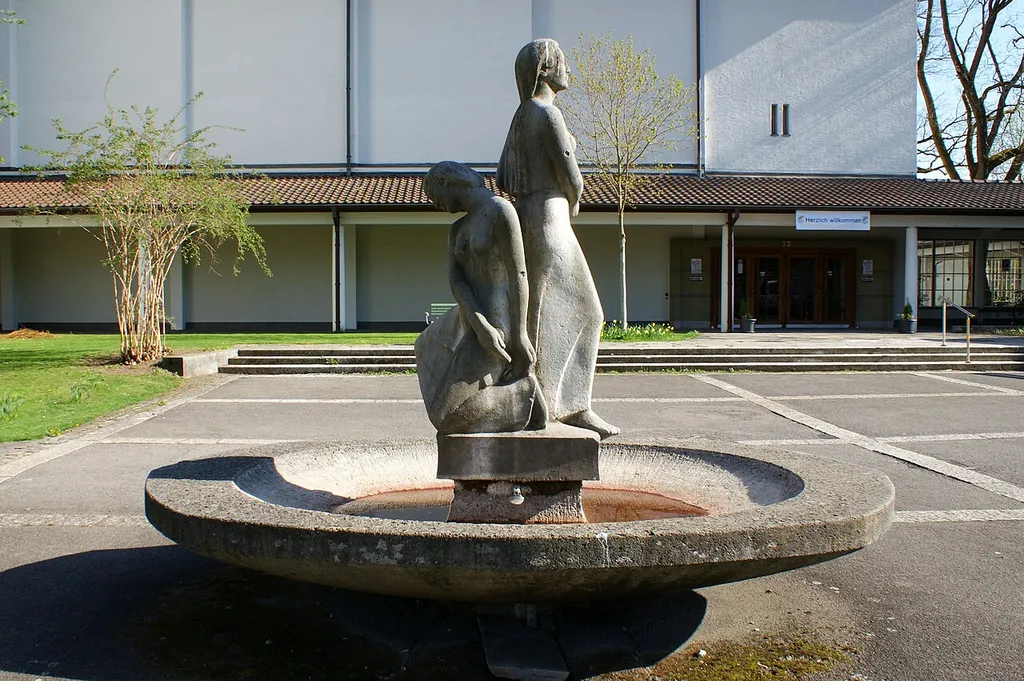 Brunnen Markuskirche mit Skulptur Die kluge und die törichte Jungfrau.