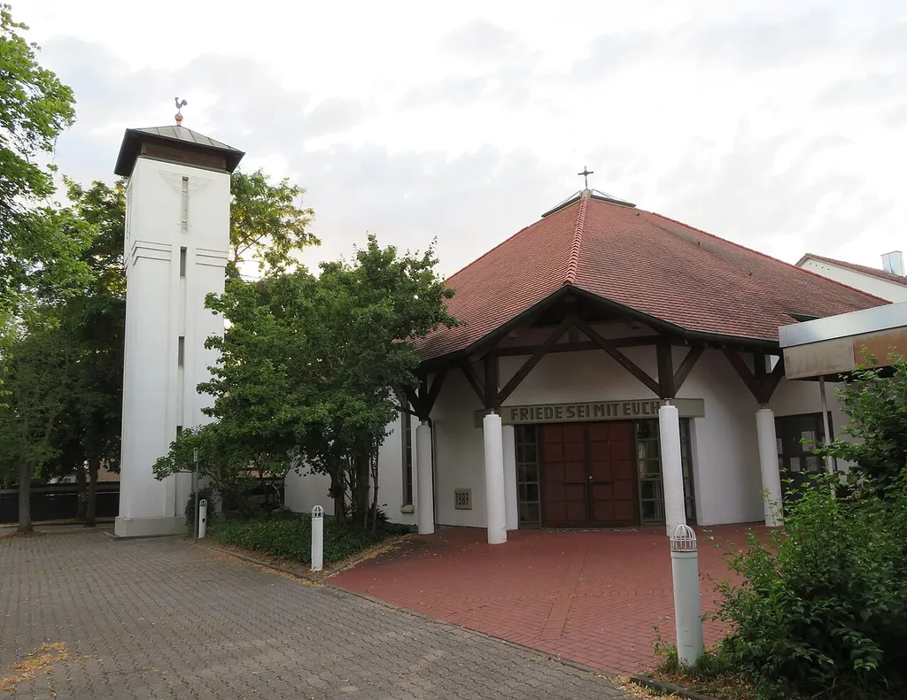 Friedenskirche in Frankenthal Pfalz, Mozartstraße 26, erbaut um 1987.