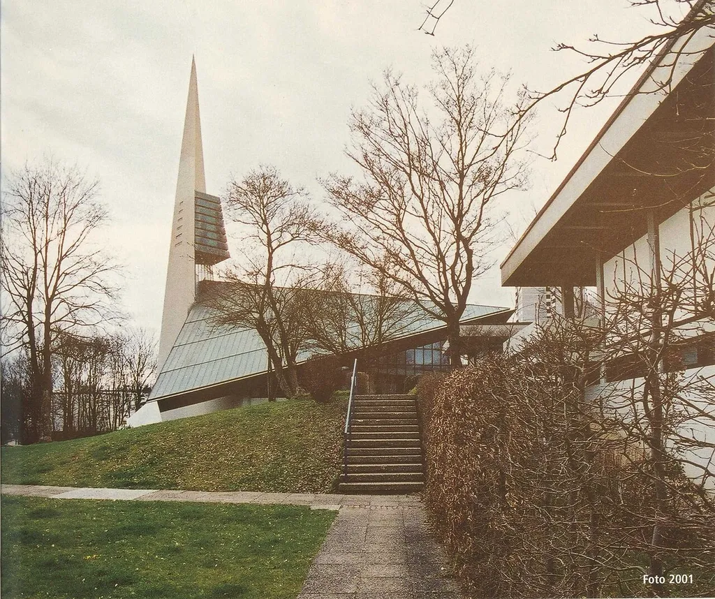 Evangelische Auferstehungskirche, Ulm-Böfingen, Haslacher Weg 60 Architekt: Heinz Rall. Mitarbeit: Bernhard Münch, Helmut Wurm. Einweihung: 1966.