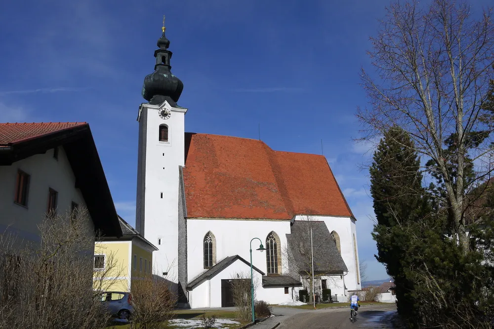 Kath. Pfarrkirche hl. Margaretha und Friedhof, Weißenkirchen im Attergau