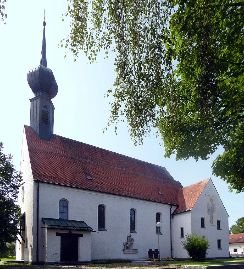 Fürstätt (Rosenheim), Rosenkranzköniginkirche, von Osten gesehen.