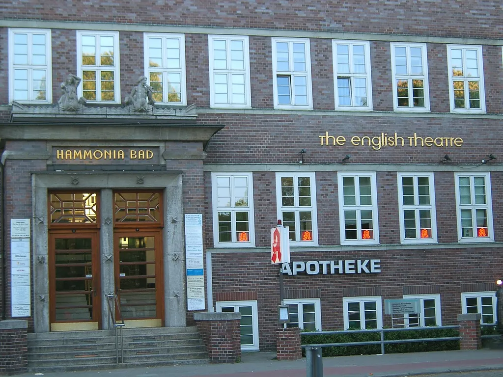 Im ehemaligen Hammonia-Bad auf der Uhlenhorst, 1926 - 28 von Carl Feindt erbaut, hat heute das the english theatre seinen Sitz. Im Inneren befinden sich Plastiken von Richard Kuöhl.