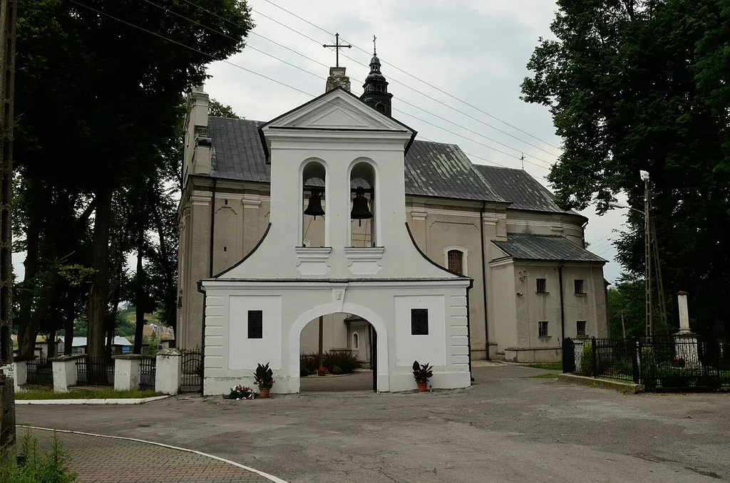 Zvonice před kostelem sv. Bartoloměje v obci Goraj, Polsk