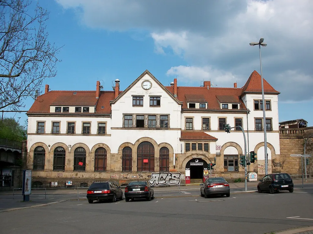 Empfangsgebäude, zwei Bahnsteigüberdachungen (eine eingelagert), Überdachungen beider Bahnsteigzugänge, Wartehäuschen auf dem Bahnsteig Eisenbahnstrecke Chemnitz – Stollberg/Aue und zwei Eisenbahnbrücken über die Reichenhainer Straße sowie