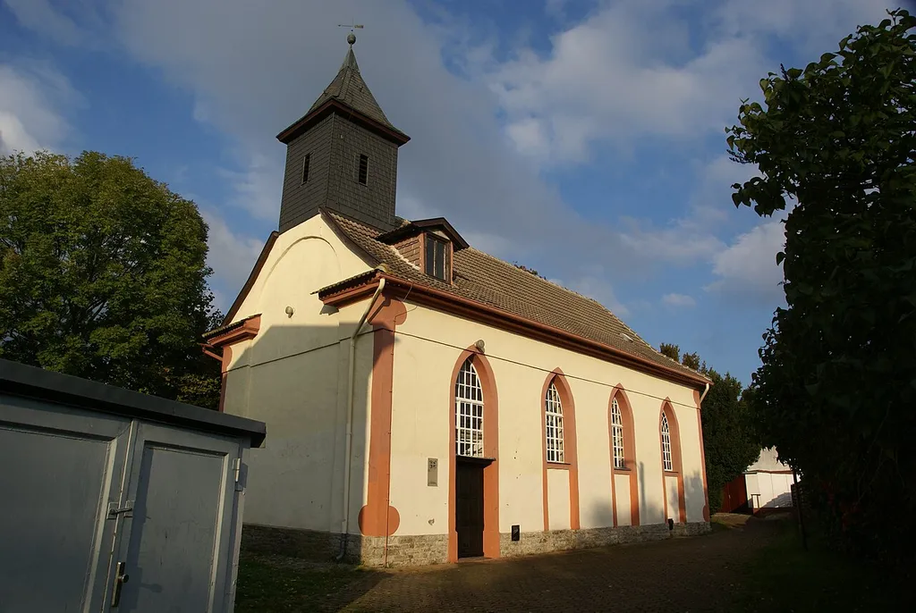 Die evangelische Dorfkirche St.Katharina in Benndorf im Landkreis Mansfeld-Südharz. Ansicht vom Süden