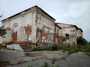 Former church in Novopavlivka