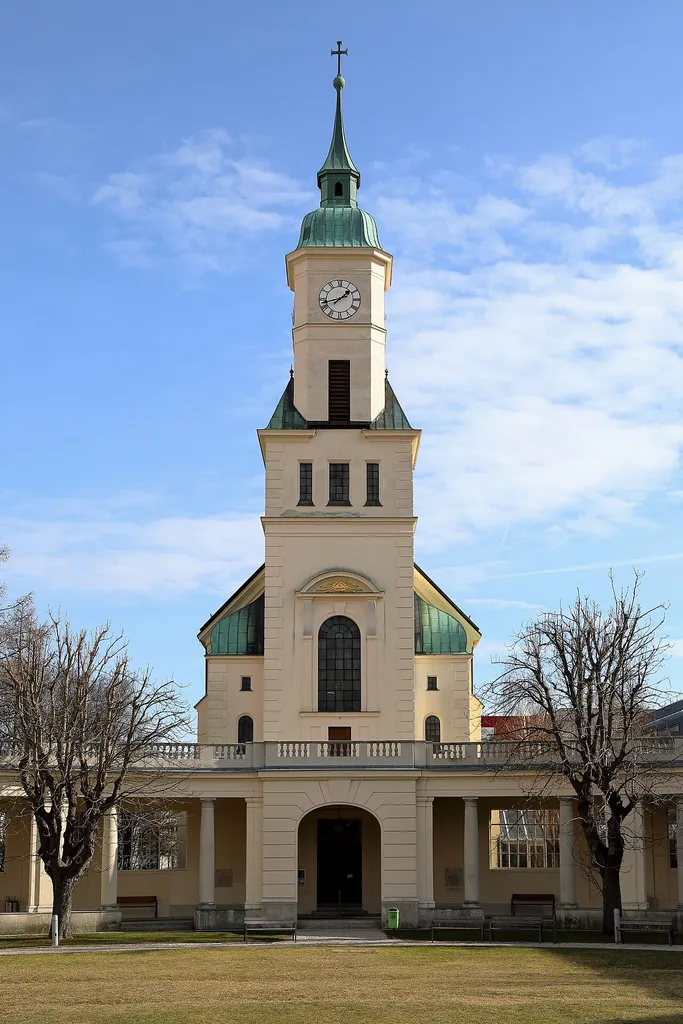 Spitalskirche des Orthopädischen Spitals Speising im 13. Wiener Bezirk Hietzing. Die dem hl. Josef geweihte Kirche wurde ursprünglich als Teil einer Waisenhausanstalt von 1908 bis 1912 von den Schulbrüdern errichtete.