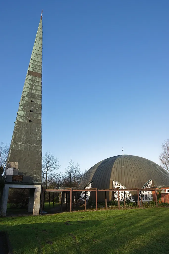 Katholische Kirche St. Michael in Flensburg-Weiche, Ochsenweg 82. Blick aus Süden. Errichtet 1964, 2004 profaniert, 2011 Nutzung ungeklärt.