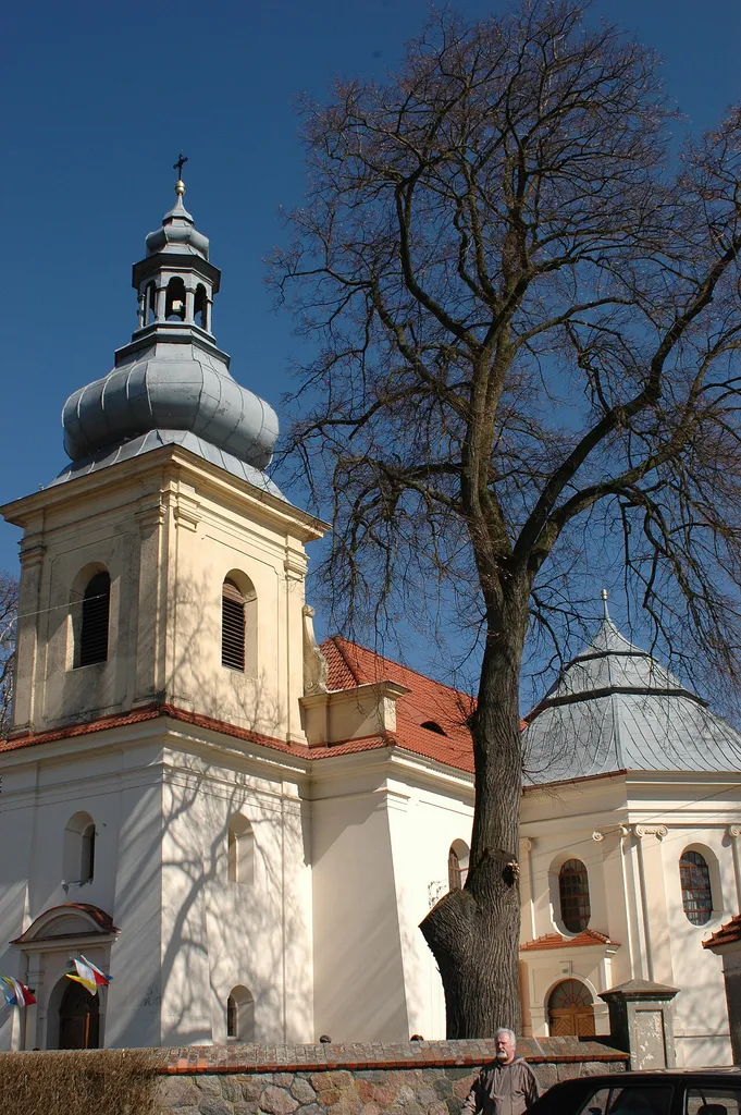 zespół kościoła par.: kościół pw. św. Jadwigi z lat 1924-25, kaplica grobowa rodziny Chłapowskich z XIX w., cmentarz przykościelny, ogrodzenie Glesno