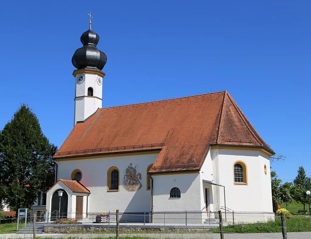 Oberholzham, Bruckmühl; Katholische Filialkirche St. Georg, Saalbau mit Dachreiter mit barocker Haube und Wandbild des Hl. Georg, Anlage im neubarocken Stil, 1923; mit Ausstattung This is a picture of the Bavarian Baudenkmal (cultural heritage monument) with the ID D-1-87-122-46 (Wikidata)