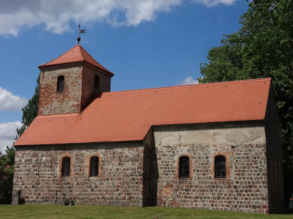 Dorfkirche Garzau, erbaut im 13. Jahrhundert und im 30-jährigen Krieg zerstört. Neuaufbau 1724.