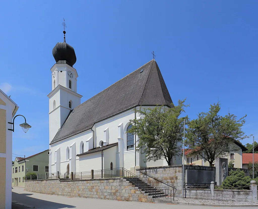 Katholische Pfarrkirche hl. Nikolaus in der oberösterreichischen Gemeinde Enzenkirchen. Eine einschiffige gotische Kirche aus dem 15. Jahrhundert. Der achteckige Turmaufsatz mit dem Zwiebelhelm stammt aus dem 17. Jahrhundert.