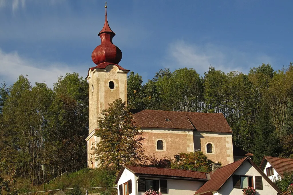 Barocke Saalkirche aus dem 17. Jahrhundert mit vorgestelltem Westturm der um 1765 erbaut wurde.