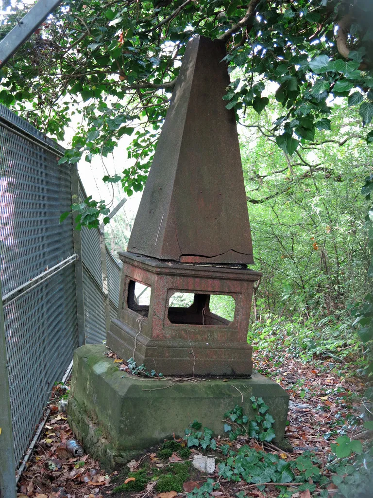 Coal tax boundary obelisk no.52, west of Eastbury Road