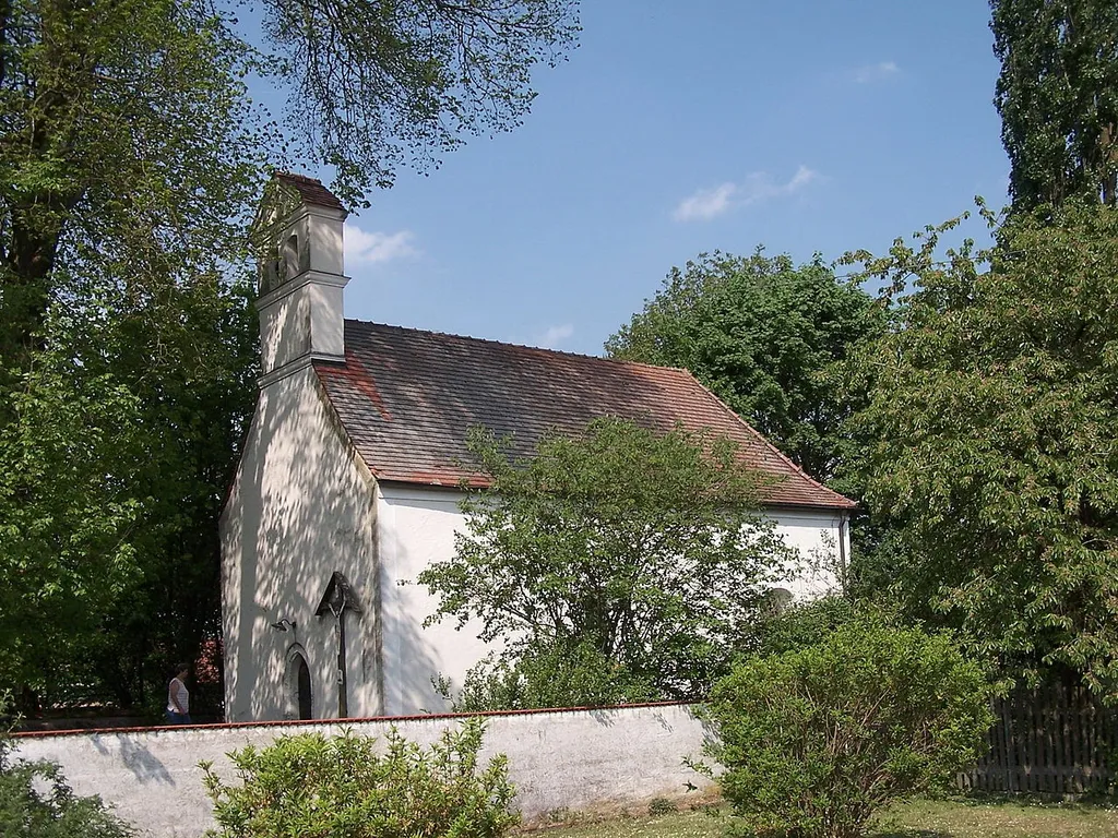 Hausen, Buch 2. Katholische Kirche St. Petrus. Saalkirche mit Satteldach und Giebelreiter, dreiseitig geschlossen, im Kern mittelalterlich, im 18. Jahrhundert barockisiert; mit Ausstattung.