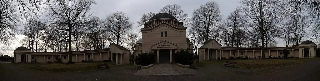 Frontseite der Feierhalle des städtischen Friedhofs Altglienicke - Berlin-Niederschöneweide