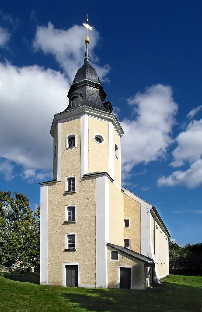 10.09.2020 01936 Neukirch (bei Königsbrück), Kirchstraße: Evangelische Pfarrkirche (GMP: 51.282244,13.978972), im Kern aus dem 17. Jahrhundert, später überformt. Die Sanierung der Kirche wurde durch das EPLR Entwicklungsprogramm der Europäischen Union gefördert. Sicht von Westen. [SAM3347.JPG]20200910245DR.JPG(c)Blobelt