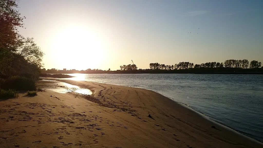 Hier sieht man den Stover Elbstrand bei Ebbe an einen wunderschönen Abend mit Sonnenuntergang! Im FFH-Gebiet "Elbe zwischen Geestharcht und Hamburg", das andere Ufer im Hintergrund in einem anderen FFH-Gebiet