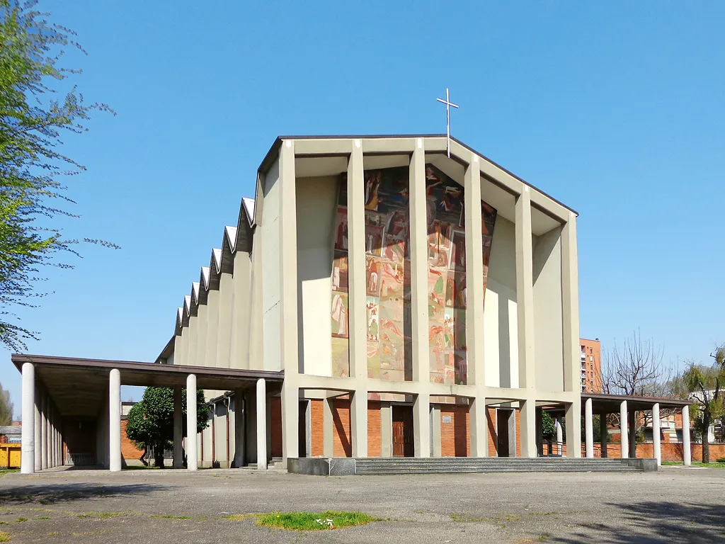 Milano, chiesa di Sant’Agnese. La facciata, su cui è posto un grande affresco con scene della vita della Santa, opera di Nicola Neonato.