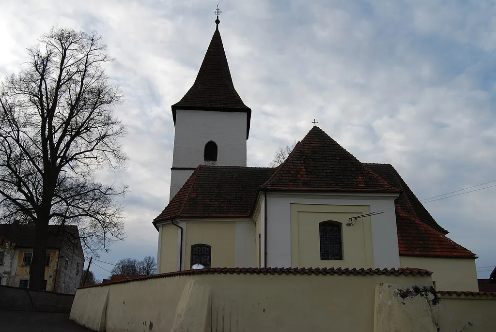 Kostel sv. Petra a Pavla v obci. Pohoří je část obce Mišovice v okrese Písek. Česká republika.