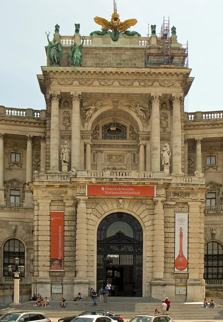Hofburg (Neue Burg), die im das Haus der Geschichte Österreich (HGÖ) beherbergen wird: Zentraler Eingangsbereich mit der Terrasse ("Hitler-Balkon") vor der musealen Adaptierung.