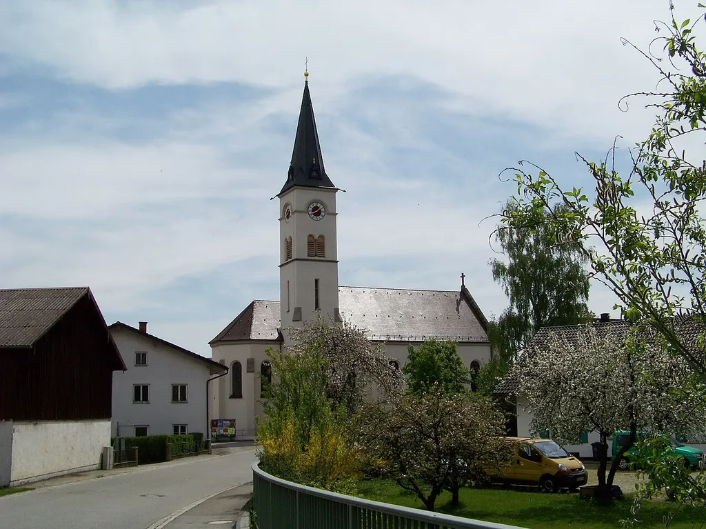 Puchhausen, Leiblfinger Straße 10. Kath. Filialkirche St. Petrus, neuromanischer Saalbau mit Nordturm, erbaut 1900; mit Ausstattung.