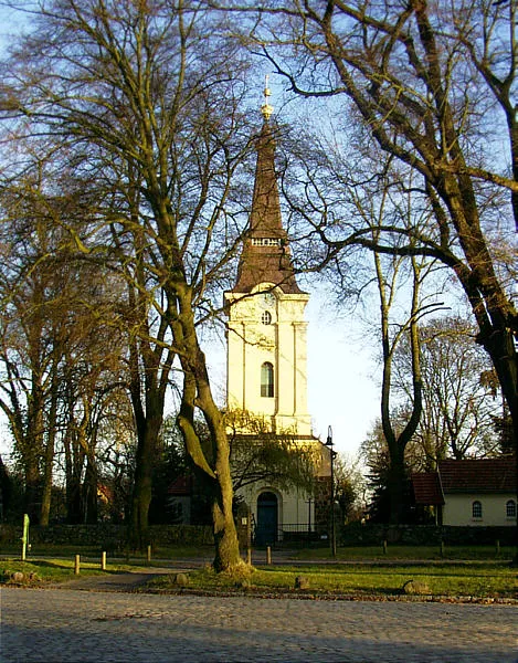 Dorfkirche Stolpe bei Hohen Neuendorf, Ansicht von Westen (Stadt Hohen Neuendorf, Landkreis Oberhavel, Brandenburg).