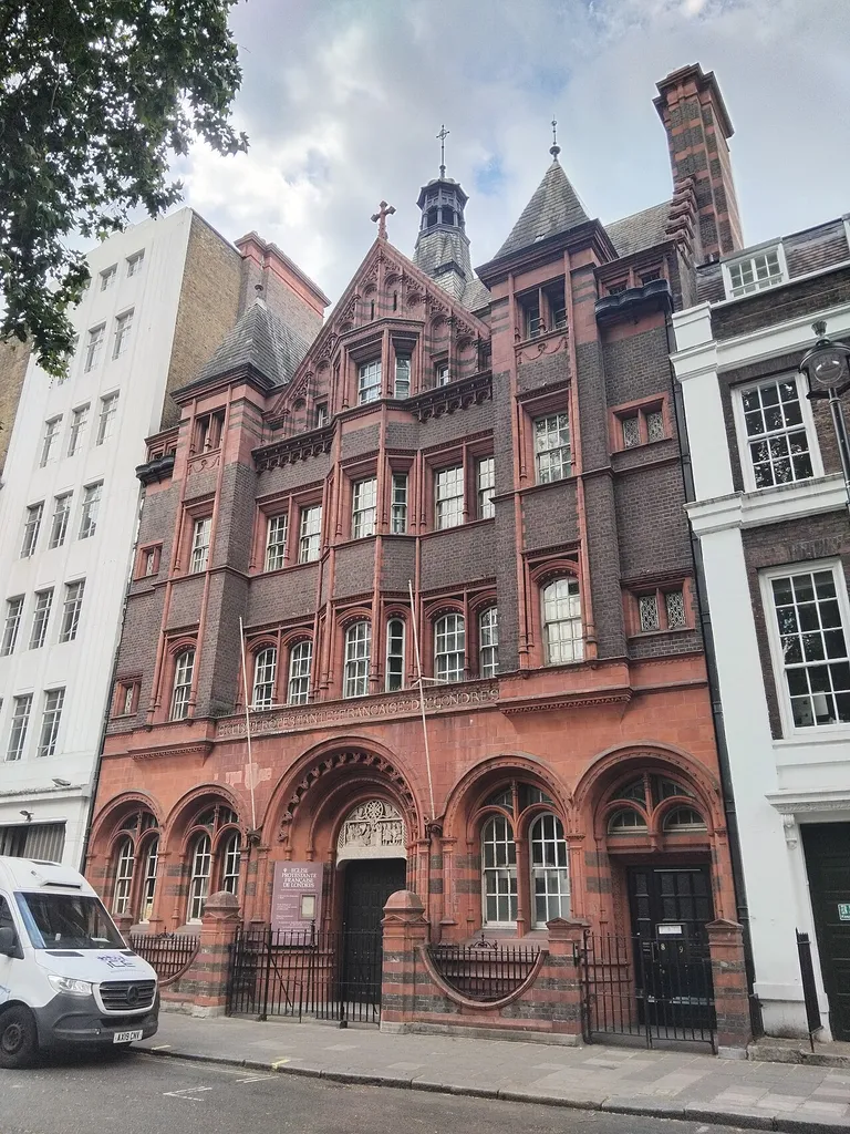 Façade de l’église protestante française de Londres, vue depuis Soho Square.