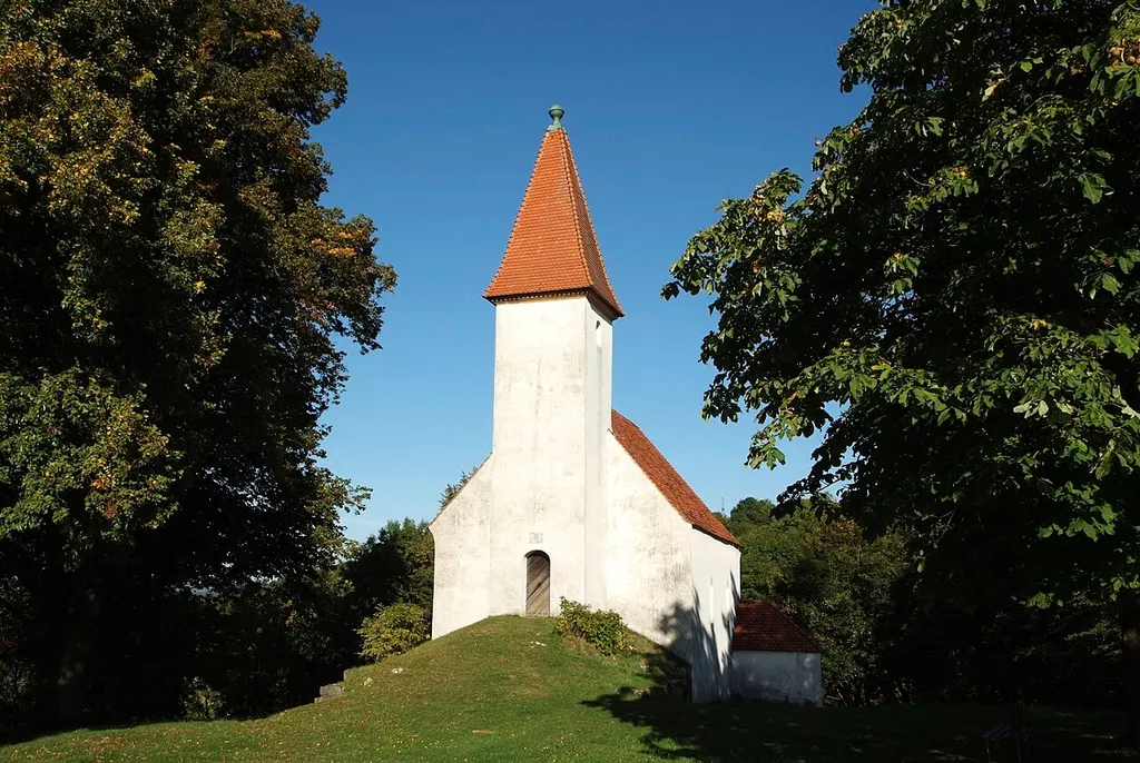 Dies ist die Simultankirche St. Joseph bei Niederärndt (Edelsfeld) im Landkreis Amberg-Sulzbach (Bayern). Sie ist eine der 19 Simultankirchen im Freistaat Bayern, die von verschiedenen Konfessionen genutzt werden.