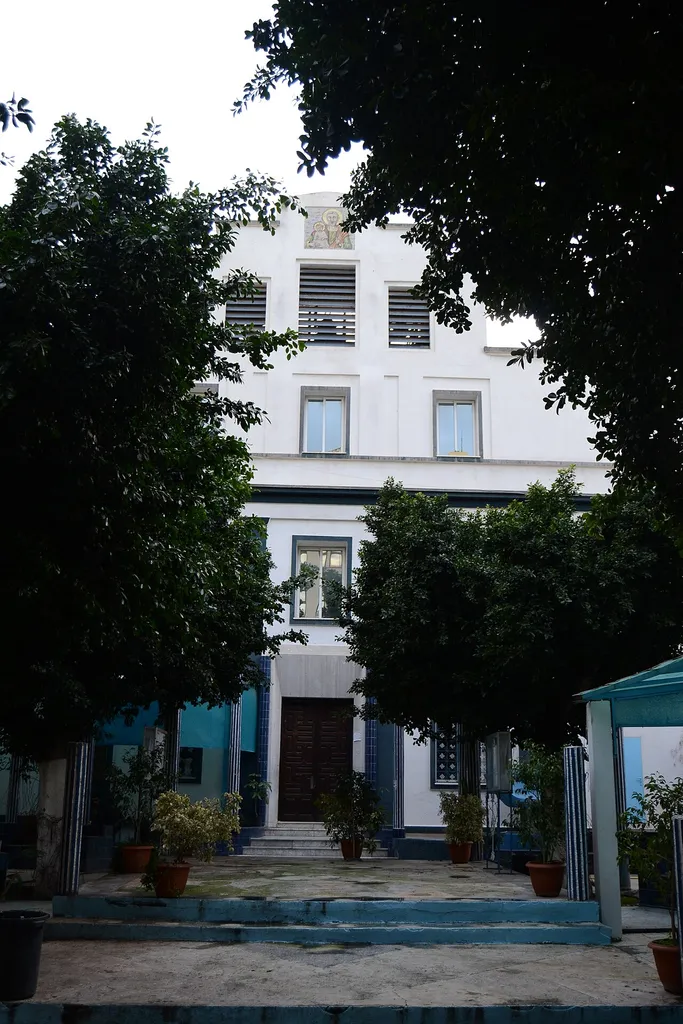 Façade d'une ancienne église reconvertie en centre culturel dans la rue Houcine Bouzayène à Tunis