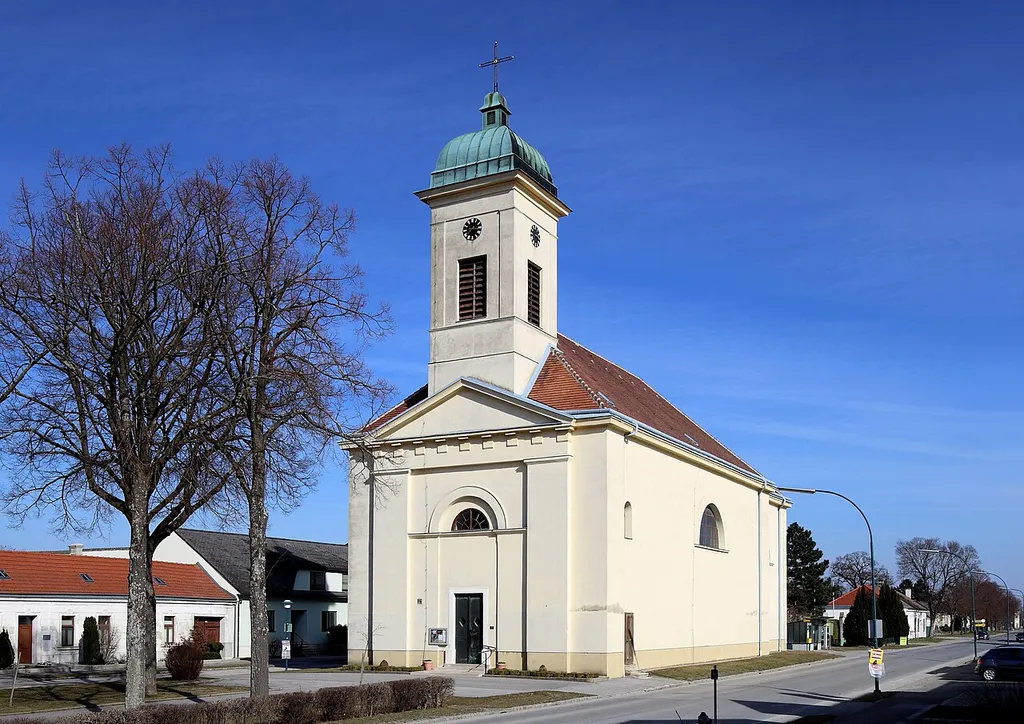 Südwestansicht der katholischen Pfarrkirche hl. Josef in Franzensdorf, ein Ortsteil der niederösterreichischen Stadt Groß-Enzersdorf. Ein spätklassizistischer Sakralbau aus dem Jahr 1842.