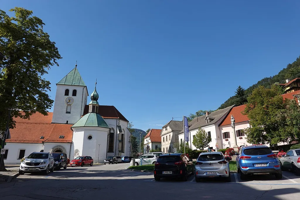 Hauptplatz mit Kirche in Laško.